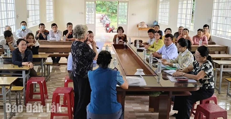 សមាជិកនៃសមាគមចិញ្ចឹមមាន់ដោយឥតគិតថ្លៃក្នុងពិធីសម្ពោធ