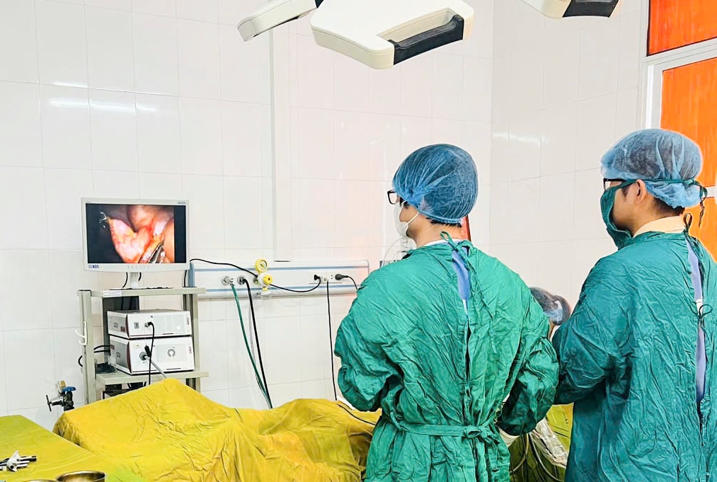 Phẫu thuật ca bệnh nhi thủng dạ dày mặt trước môn vị hiếm gặp