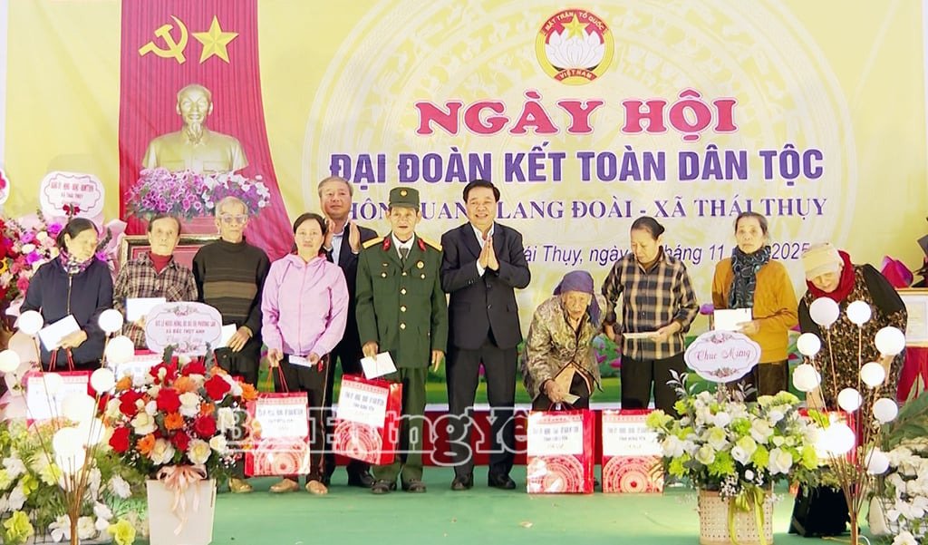 O presidente da Comissão de Inspeção do Comitê Provincial do Partido e líderes da comuna de Thai Thuy entregaram presentes a famílias pobres, quase pobres e desfavorecidas da aldeia.