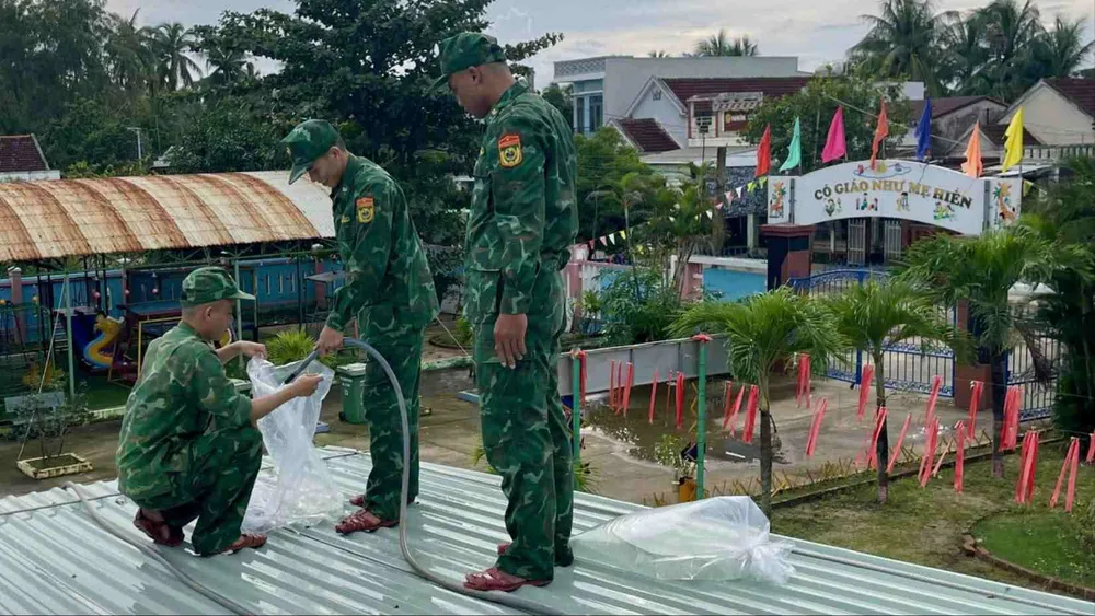 Militärstyrkor hjälper människor att förstärka tak före storm nr 13