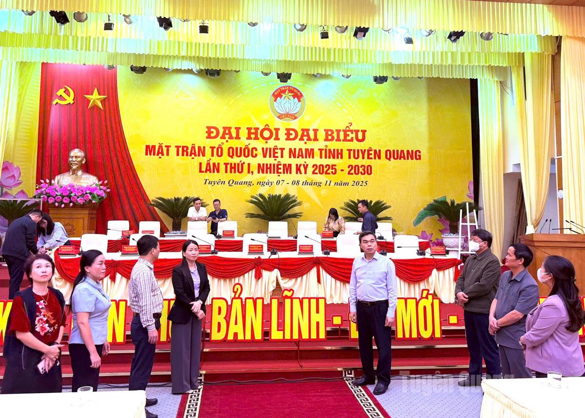 Kamrat Ma The Hong, biträdande sekreterare för provinsiella partikommittén, ordförande för provinsiella Vietnams fosterlandsfrontskommitté, inspekterade förberedelserna inför kongressen på provinsiella kongresscentret.