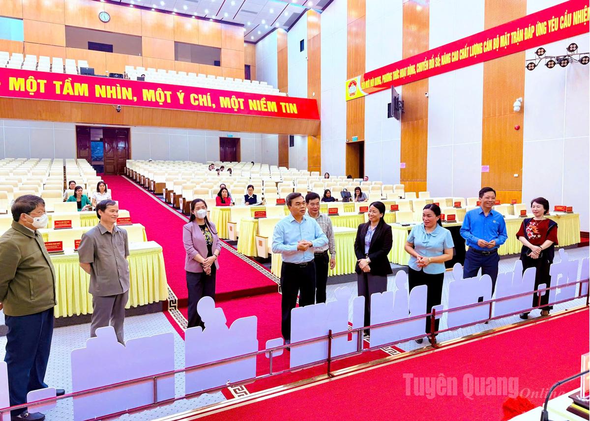 Kamrat Ma The Hong, biträdande sekreterare för provinsiella partikommittén, ordförande för provinsiella Vietnams fosterlandsfrontskommitté, inspekterade förberedelserna inför kongressen på provinsiella kongresscentret.