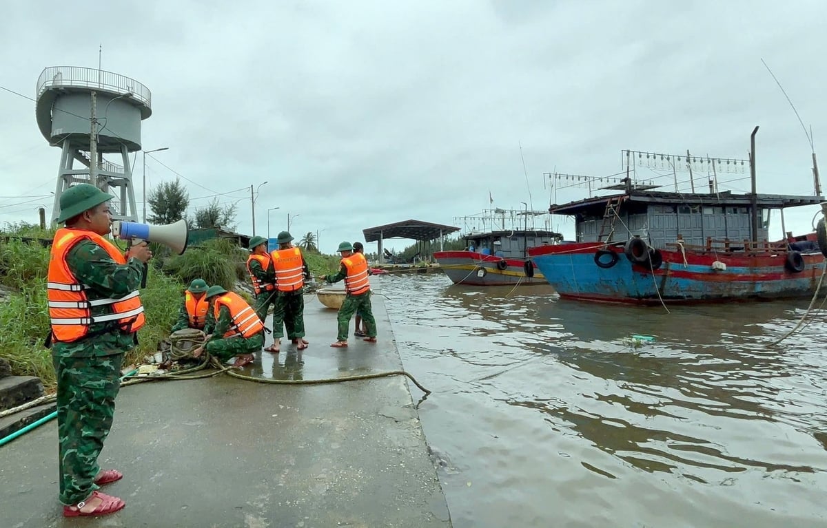 Власти призывают лодки в городе Хюэ укрыться от шторма № 13. Фото: В.Д. Lực lượng chức năng kêu gọi tàu thuyền TP Huế vào nơi tránh trú bão số 13. Ảnh: V.D.