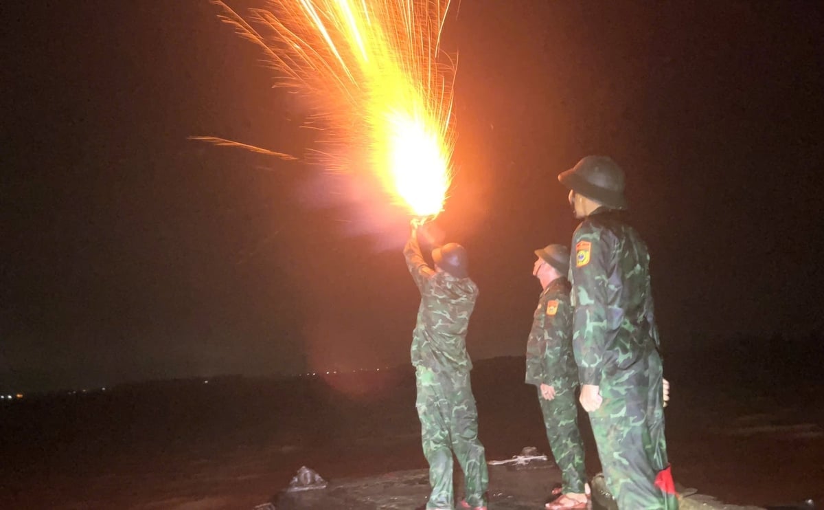 Пограничники города Хюэ выпустили сигнальную ракету № 13. Фото: В.Д. Bộ đội Biên phòng TP Huế bắn pháo hiệu cảnh báo số 13. Ảnh: V.D.