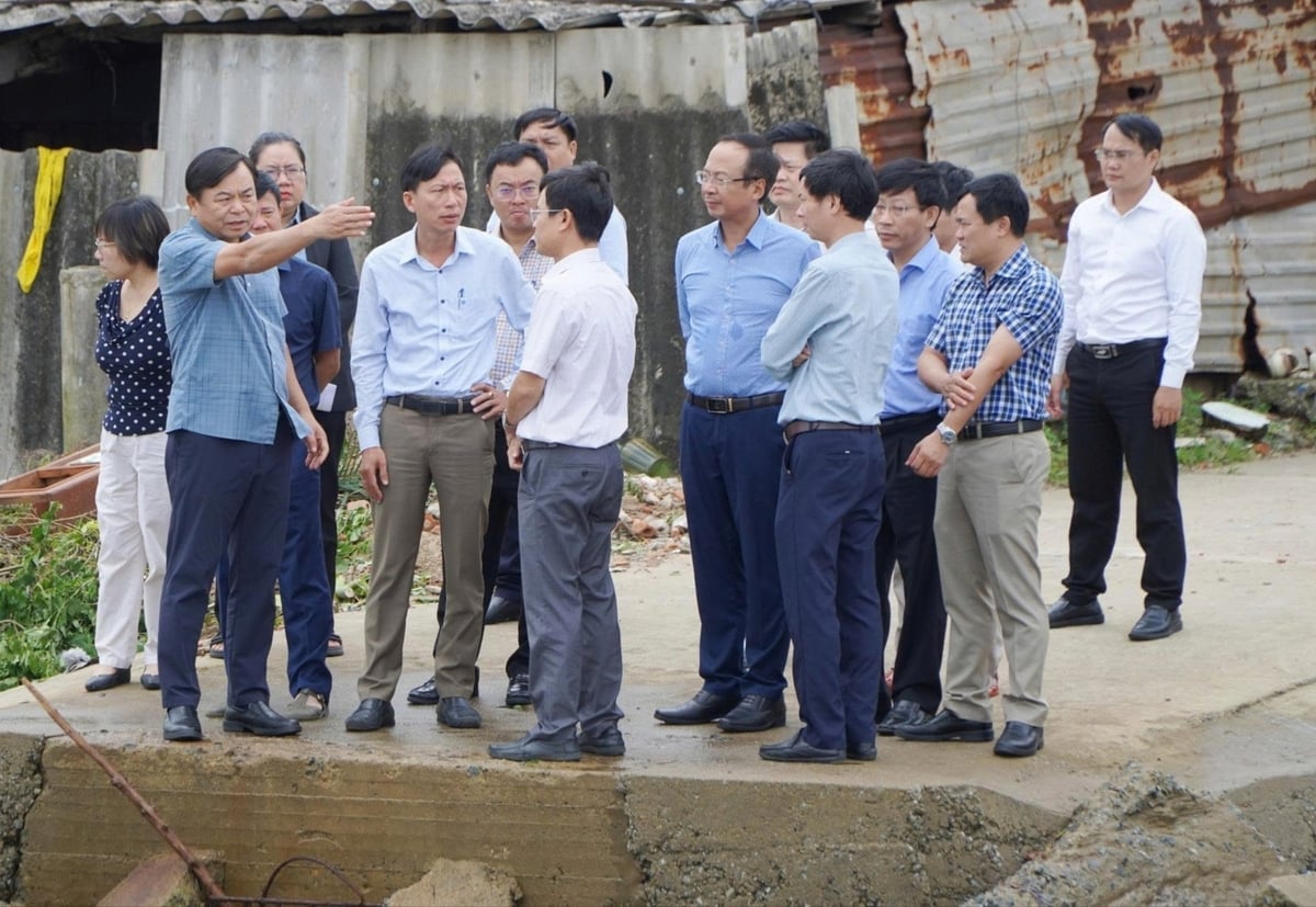 Der stellvertretende Minister Nguyen Hoang Hiep besichtigte die Sturmmaßnahmen im Bootsankerhafen Tinh Hoa in der Provinz Quang Ngai (Gemeinde Dong Son, Quang Ngai). Foto: L.K. Thứ trưởng Nguyễn Hoàng Hiệp kiểm tra công tác ứng phó bão của tỉnh Quảng Ngãi tại cảng neo trú tàu thuyền Tịnh Hòa (xã Đông Sơn, Quảng Ngãi). Ảnh: L.K.