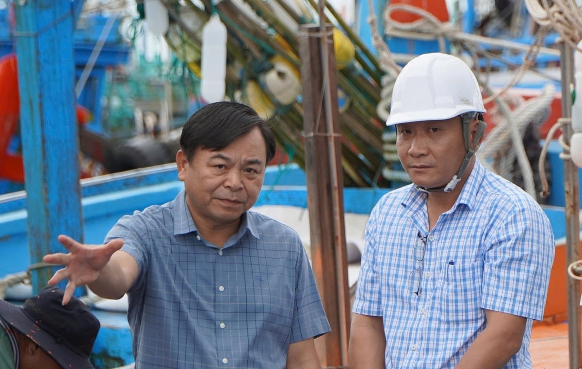 Der stellvertretende Minister Nguyen Hoang Hiep forderte die Provinz Quang Ngai auf, die Bevölkerung proaktiv aus Gefahrengebieten zu evakuieren und die Versorgung mit lebensnotwendigen Gütern sicherzustellen. Foto: L.K. Thứ trưởng Nguyễn Hoàng Hiệp đề nghị tỉnh Quảng Ngãi chủ động di dân ra khỏi vùng nguy hiểm và đảm bảo nhu yếu phẩm cần thiết cho người dân. Ảnh: L.K.