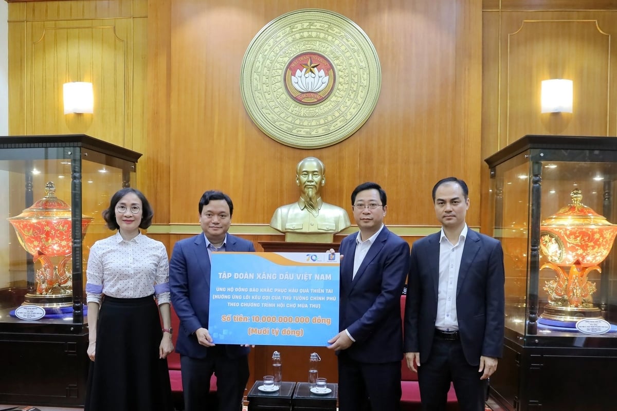 Timbalan Ketua Pengarah Petrolimex Nguyen Ngoc Tu menyampaikan VND10 bilion untuk menyokong orang ramai dalam mengatasi akibat bencana alam melalui Jawatankuasa Mobilisasi Bantuan Pusat. Foto: Petrolimex. Phó Tổng Giám đốc Petrolimex Nguyễn Ngọc Tú trao 10 tỷ đồng ủng hộ đồng bào khắc phục hậu quả thiên tai thông qua Ban Vận động cứu trợ Trung ương. Ảnh: Petrolimex.