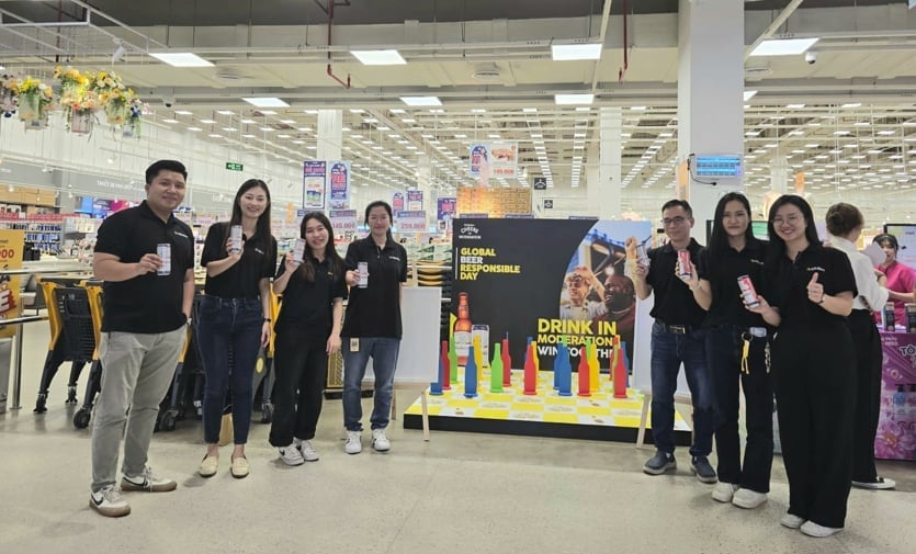 AB InBevs anställda deltar i interaktiva aktiviteter med konsumenter. Foto: AB InBev. Nhân viên AB InBev cùng tham gia hoạt động tương tác với người tiêu dùng. Ảnh: AB InBev.