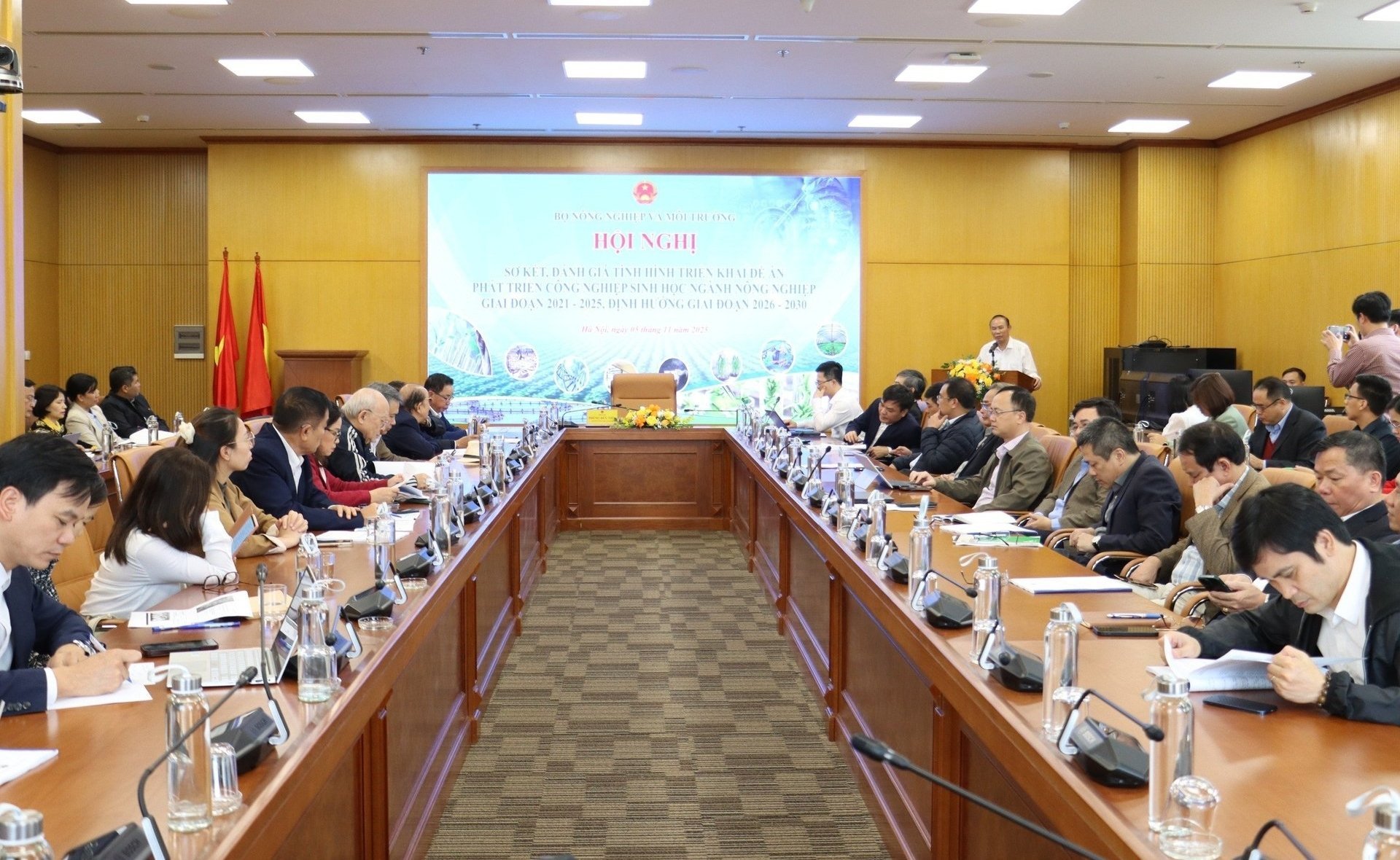 O vice-ministro Phung Duc Tien presidiu o workshop Thứ trưởng Phùng Đức Tiến chủ trì Hội thảo 'Sơ kết, đánh giá tình hình triển khai Đề án phát triển công nghiệp sinh học ngành nông nghiệp giai đoạn 2021-2025, định hướng 2026-2030'. Ảnh: Nguyễn Thủy.