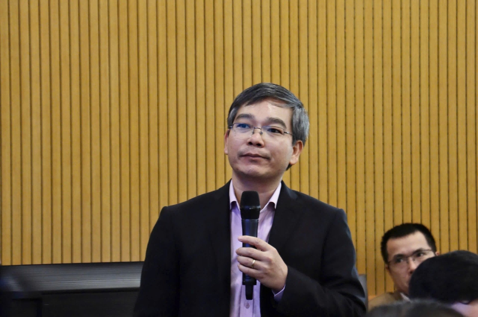 A professora associada, Dra. Nguyen Huu Ninh, compartilha as diretrizes para a implementação do Projeto de Desenvolvimento da Indústria Biológica no setor agrícola no próximo período. Foto: Nguyen Thuy. PGS.TS. Nguyễn Hữu Ninh chia sẻ định hướng triển khai Đề án phát triển công nghiệp sinh học ngành nông nghiệp giai đoạn tới. Ảnh: Nguyễn Thủy.