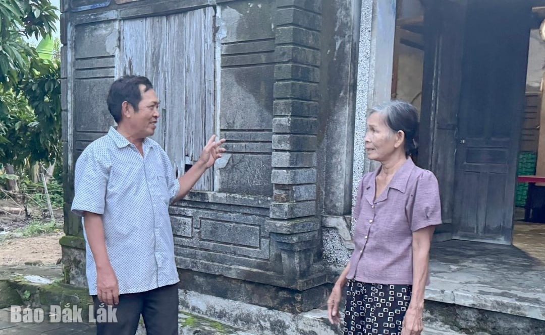 មេភូមិ Canh Tinh បានជូនដំណឹងដល់ប្រជាជនឱ្យជម្លៀសខ្លួនយ៉ាងសកម្ម ដោយសារឥទ្ធិពលនៃព្យុះ Kalmaegi ។