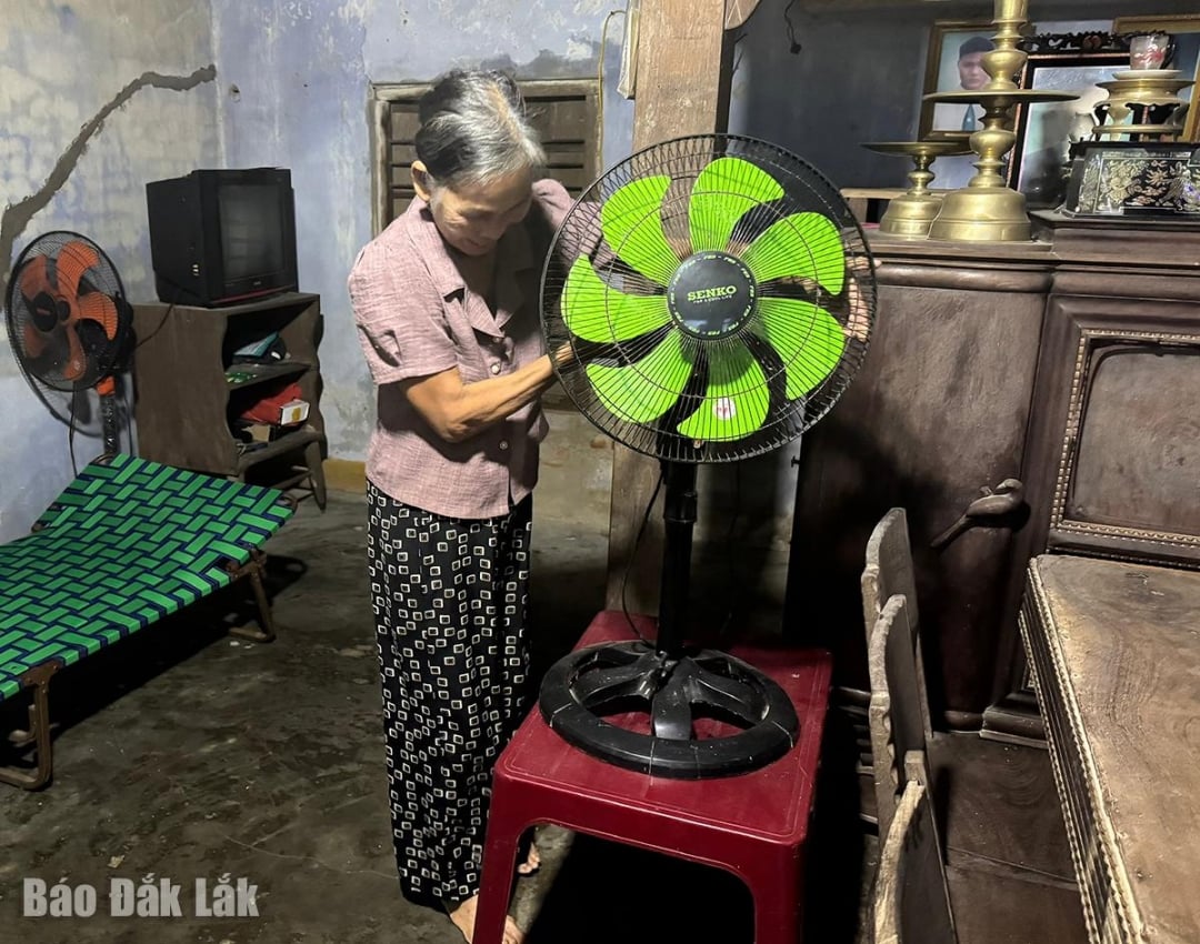 ប្រជាពលរដ្ឋដាក់សម្ភារៈរបស់ខ្លួនឱ្យខ្ពស់ ដើម្បីបញ្ចៀសការខូចខាតពេលមានទឹកជំនន់។