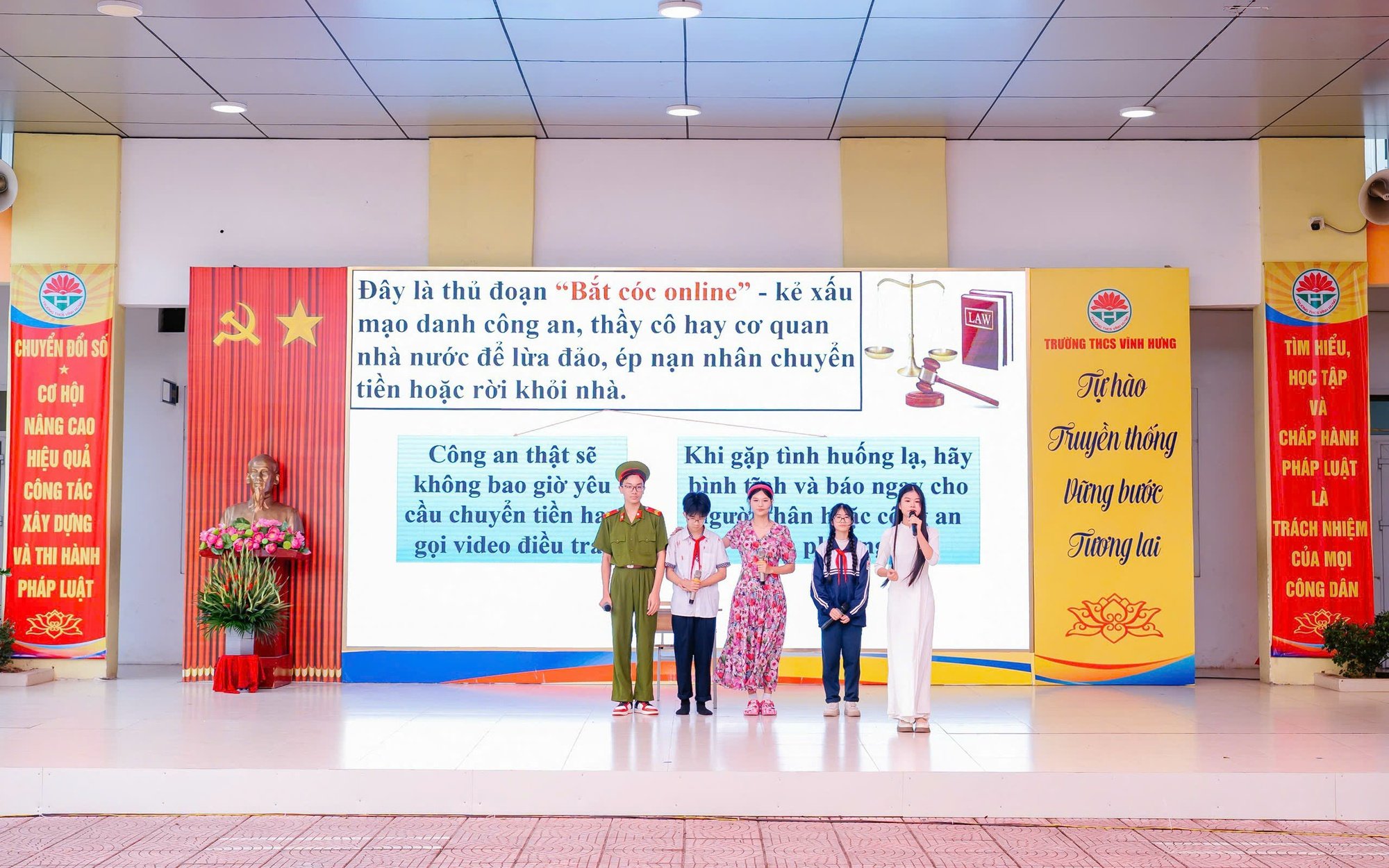 Thông qua tiểu phẩm, các em học sinh được cảnh báo về các thủ đoạn lừa đảo online