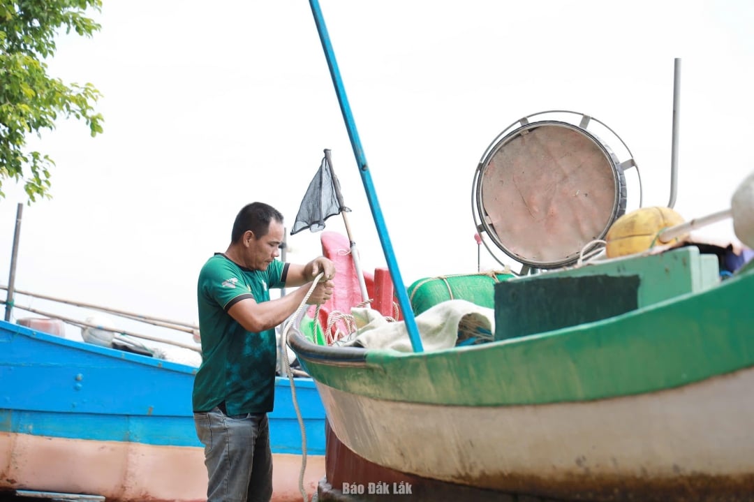 Vissers in de provincie Dak Lak ankeren hun boten om de storm te ontwijken.