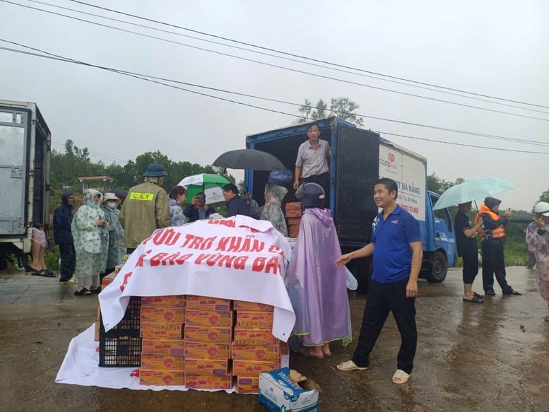 Saigon Co.op ផ្តោតលើធនធានដើម្បីធានាការផ្គត់ផ្គង់អាហារសំខាន់ៗ និងជួយតំបន់កណ្តាលឆ្លើយតបទៅនឹងព្យុះ Kalmaegi - រូបថត 1 ។ Saigon Co.op tập trung nguồn lực bảo đảm thực phẩm thiết yếu cùng miền Trung ứng phó với bão Kalmaegi- Ảnh 1.