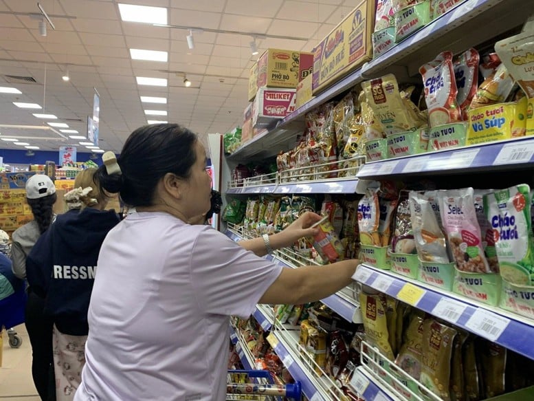 Saigon Co.op ផ្តោតលើធនធានដើម្បីធានាការផ្គត់ផ្គង់អាហារសំខាន់ៗ និងជួយតំបន់កណ្តាលឆ្លើយតបទៅនឹងព្យុះ Kalmaegi - រូបថត 2 ។ Saigon Co.op tập trung nguồn lực bảo đảm thực phẩm thiết yếu cùng miền Trung ứng phó với bão Kalmaegi- Ảnh 2.