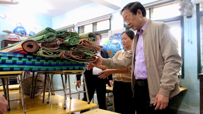 Ο μόνιμος υφυπουργός Pham Ngoc Thuong και η αντιπροσωπεία του Υπουργείου Παιδείας και Κατάρτισης επισκέφθηκαν και ενθάρρυναν αξιωματούχους, εκπαιδευτικούς, λέκτορες, φοιτητές και μαθητές της πόλης Hue.