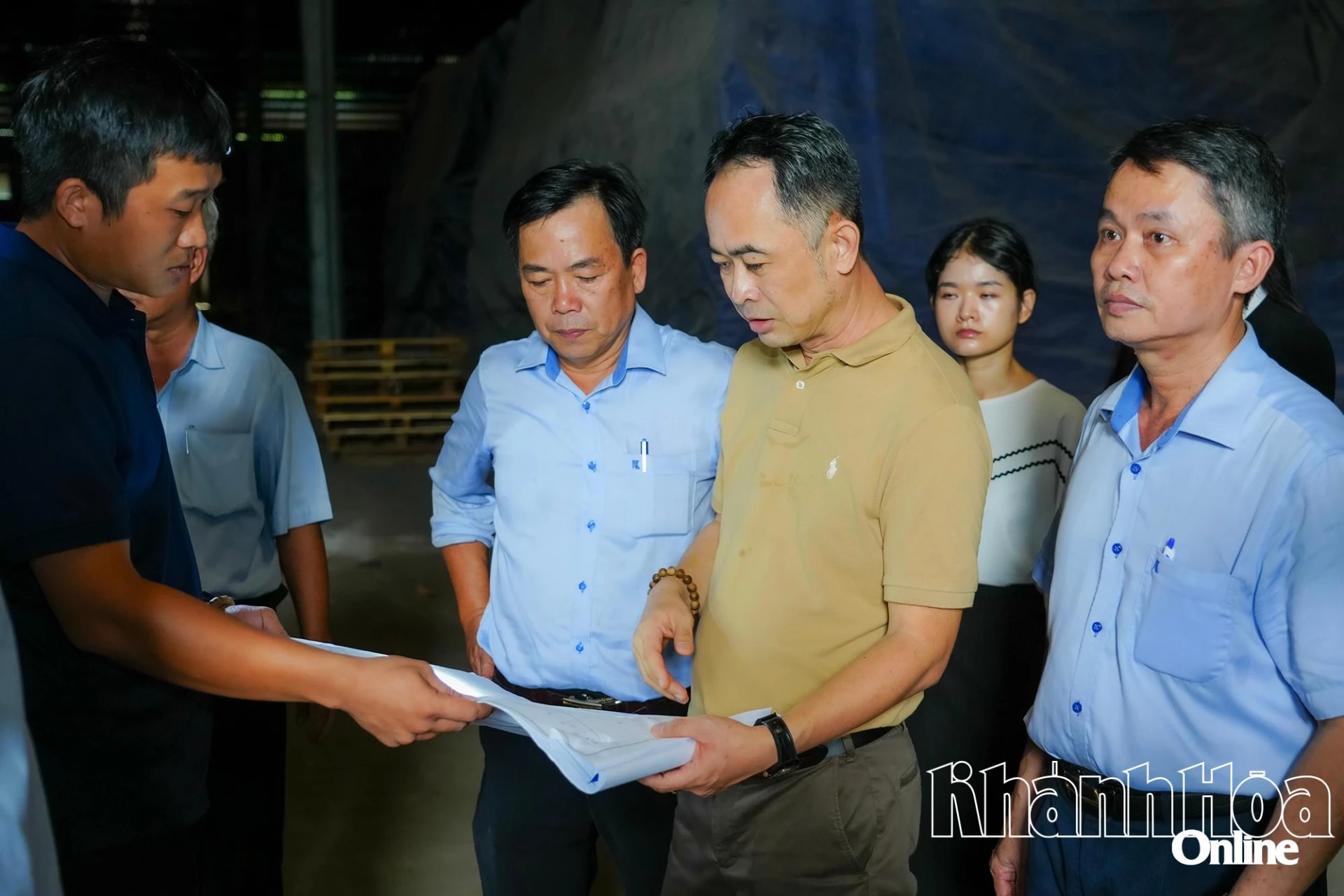 Führungskräfte von Khatoco inspizieren die Maßnahmen nach Sturm Nr. 13 bei der Khatoco Tobacco Raw Material Company. (Anmerkung: Der letzte Satz scheint nicht zum Kontext zu passen und wurde daher nicht übersetzt.)