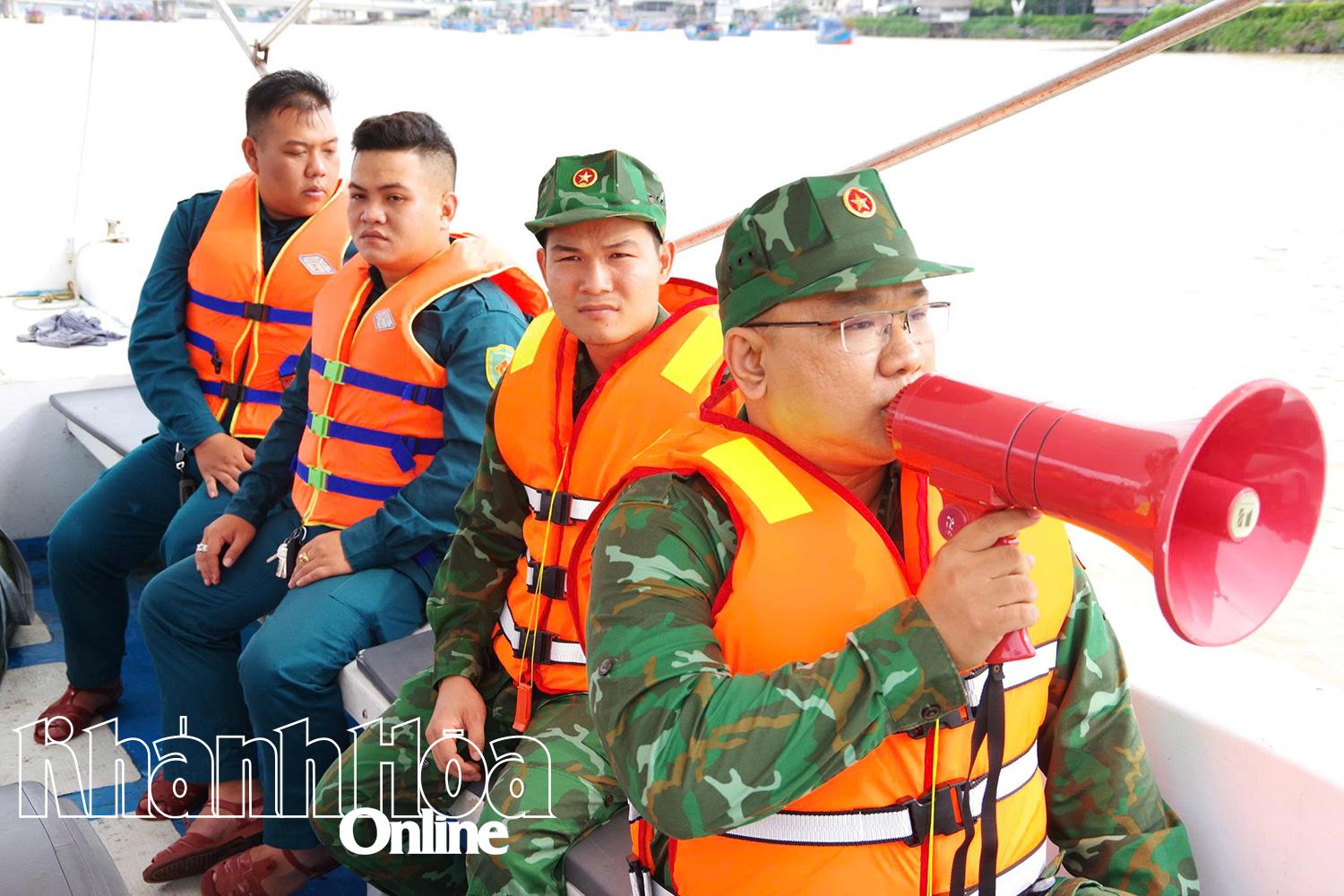 Bộ đội Biên phòng tỉnh tuyên truyền, kêu gọi ngư dân vào nơi tránh trú bão.