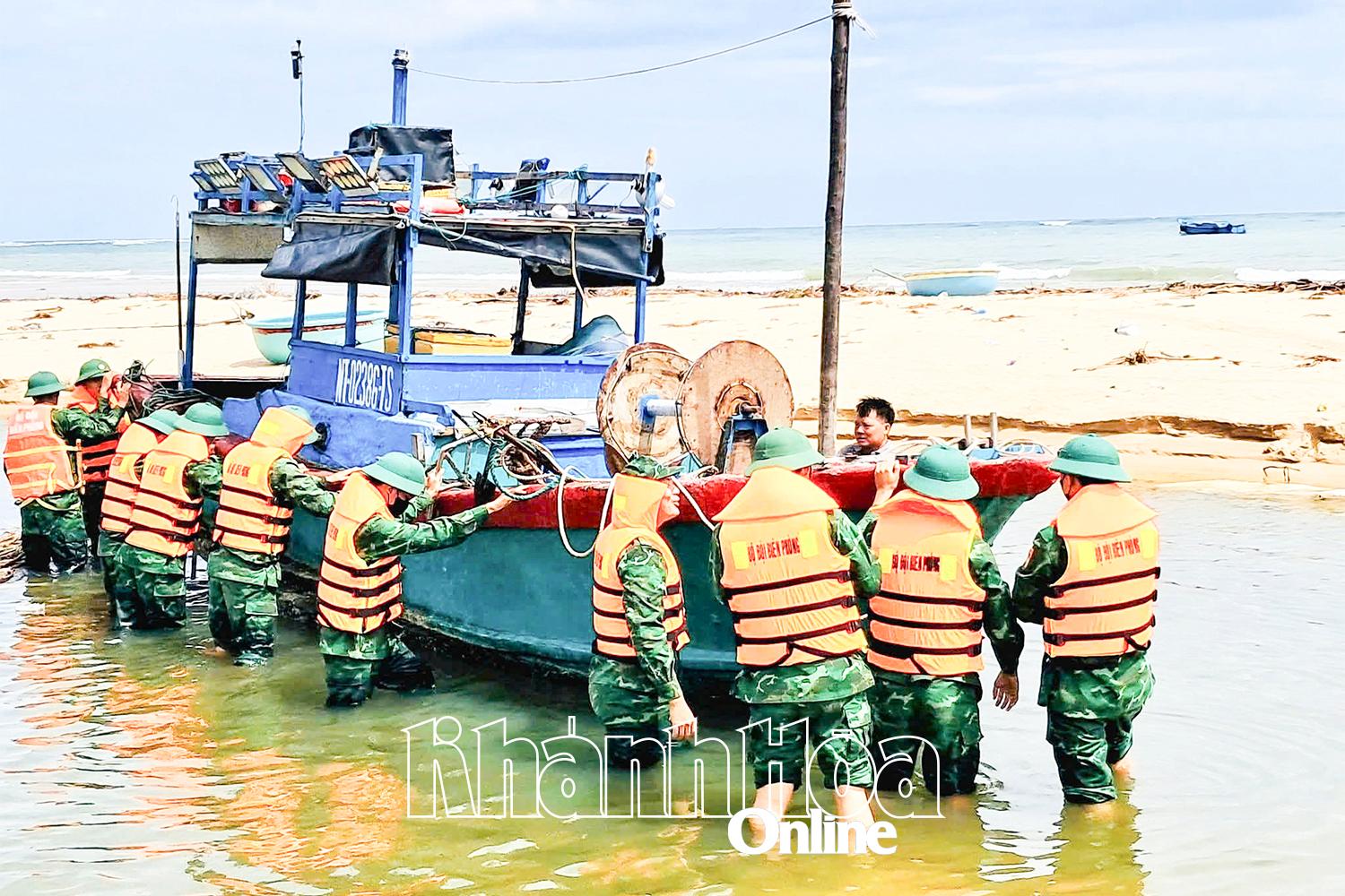 Đồn Biên phòng Phước Dinh hỗ trợ
bà con ngư dân đưa tàu thuyền
vào nơi trú ẩn an toàn. Ảnh: THANH XUÂN