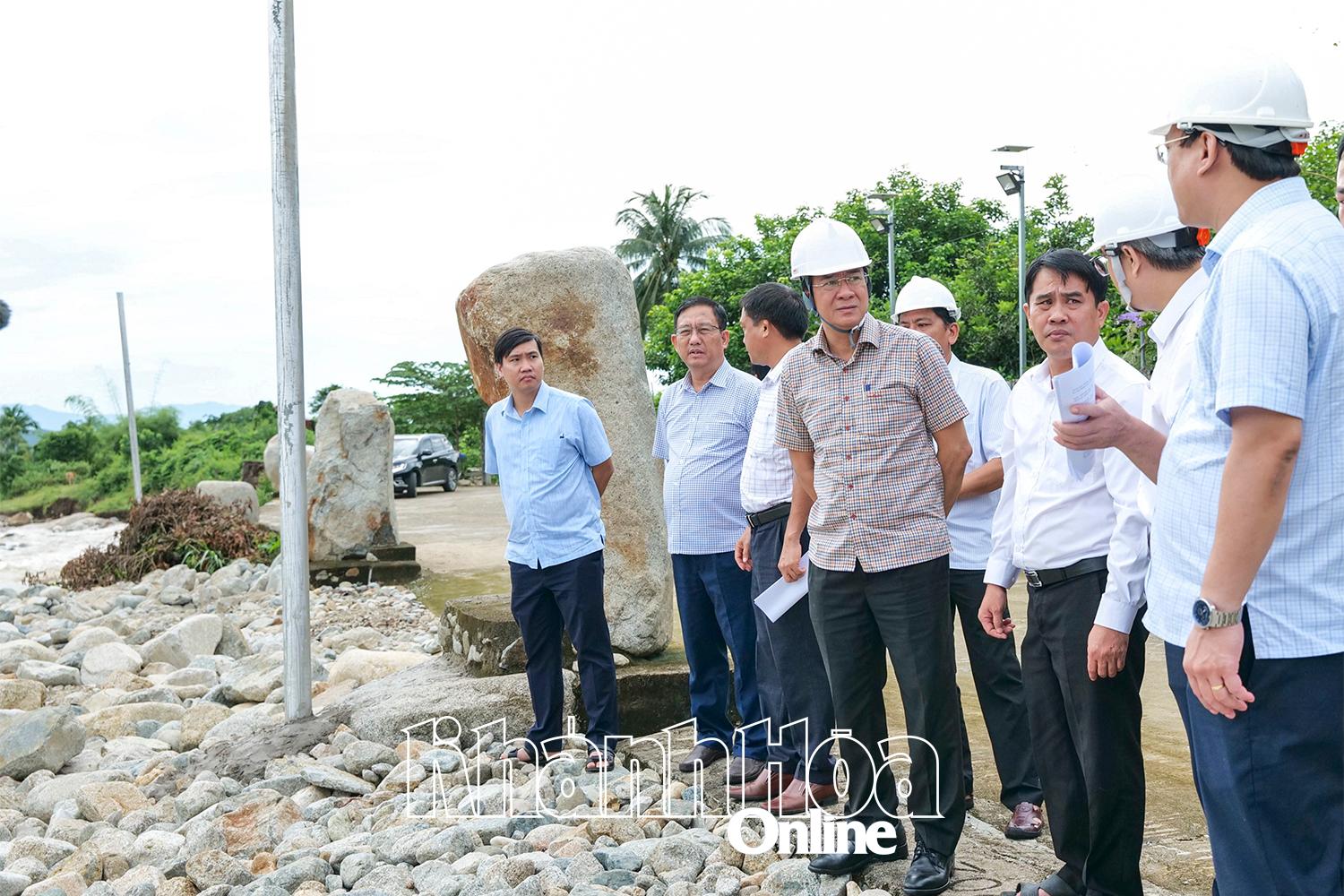 Đồng chí Nguyễn Long Biên kiểm tra khu vực dễ ngập lụt, sạt lở suối Gia Chiêu,
thôn Tầm Ngân (xã Lâm Sơn).