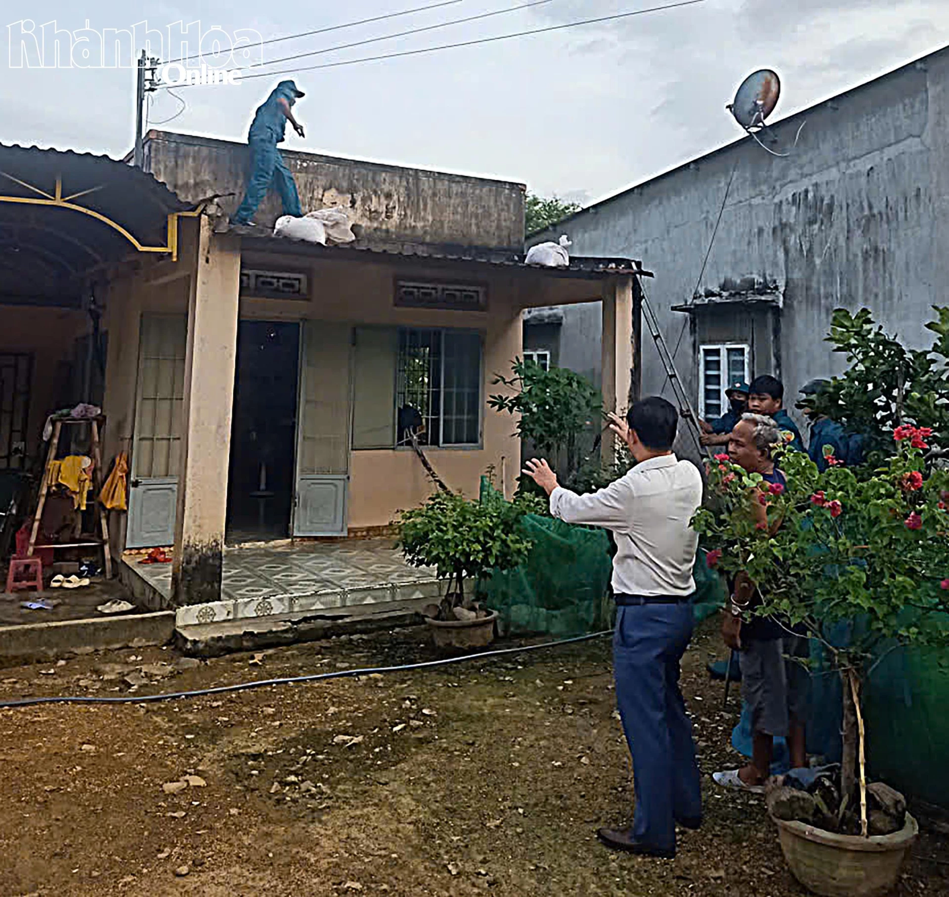 Lãnh đạo xã hướng dẫn người dân chằng chống nahf cửa.