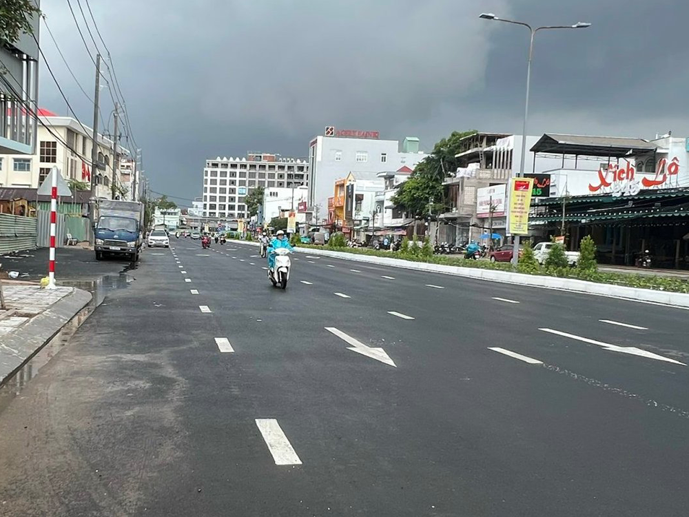 ផ្លូវ Tran Van Hoai ត្រូវបានបណ្តាក់ទុន និងមានទំហំធំទូលាយ។