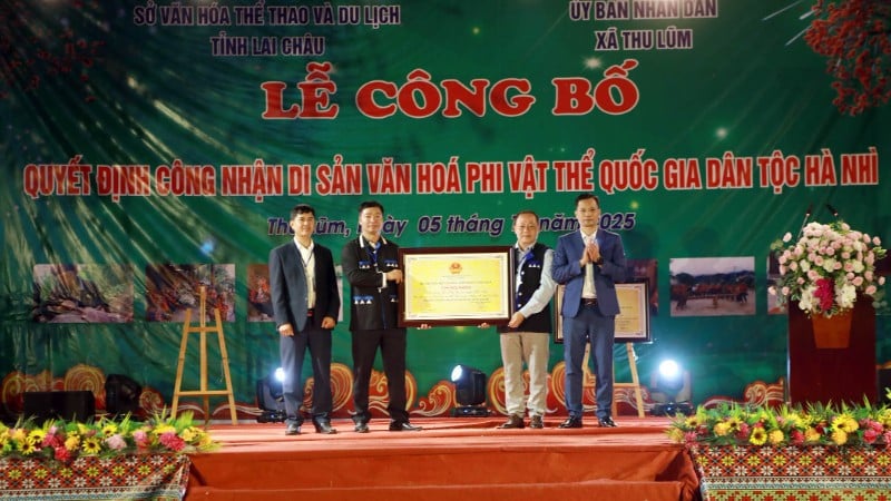 ប្រគល់វិញ្ញាបនបត្រទទួលស្គាល់ Ha Nhi Xoe ជាបេតិកភណ្ឌអរូបីជាតិ។