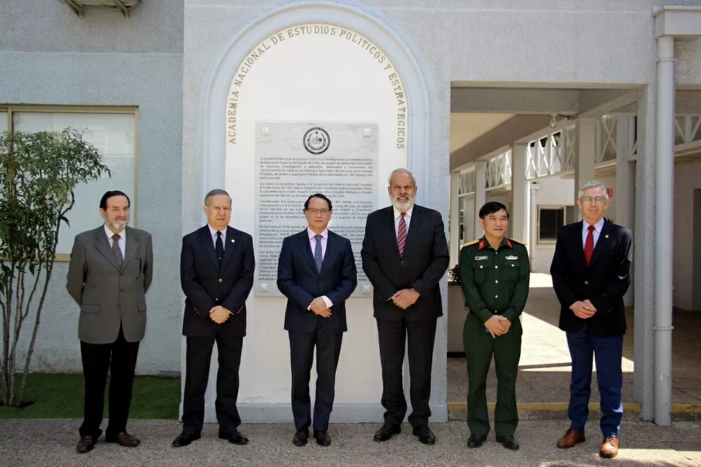 เวียดนามสนับสนุนการแก้ไขความแตกต่างทั้งหมดด้วยสันติวิธี การยับยั้งชั่งใจ และการเจรจา Việt Nam chủ trương giải quyết mọi khác biệt bằng biện pháp hòa bình, kiềm chế và đối thoại