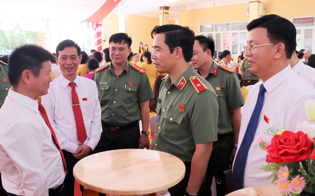 ראשי משטרת המחוז נפגשו ושוחחו עם מר טאנג דנה טאן, אדם בעל מוניטין, מזכיר תא המפלגה, ראש כפר מוק 13 (קומונה של קוואנג דוק) באוגוסט 2025. צילום: הא טאם (משטרת המחוז)