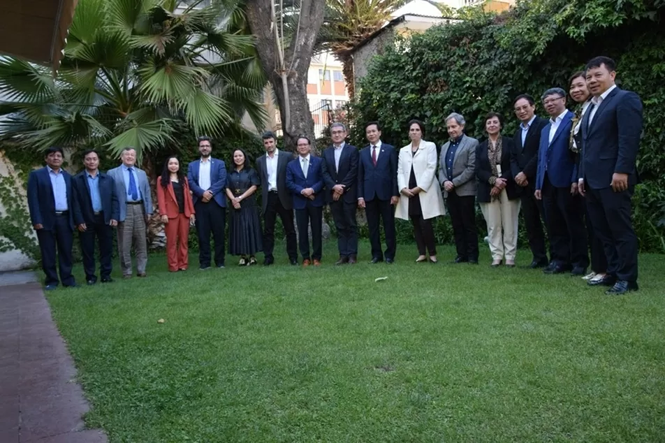 Kedutaan Besar Vietnam mendampingi delegasi Akademi Politik Nasional Ho Chi Minh untuk berkunjung dan bekerja di Chili. Đại sứ quán Việt Nam đồng hành cùng đoàn Học viện Chính trị quốc gia Hồ Chí Minh thăm và làm việc tại Chile