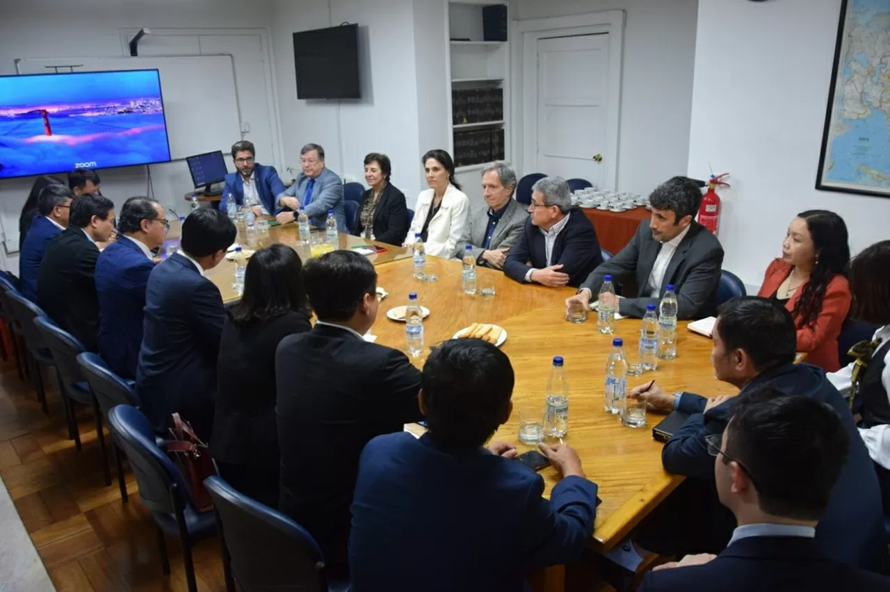 Kedutaan Besar Vietnam mendampingi delegasi Akademi Politik Nasional Ho Chi Minh untuk berkunjung dan bekerja di Chili. Đại sứ quán Việt Nam đồng hành cùng đoàn Học viện Chính trị quốc gia Hồ Chí Minh thăm và làm việc tại Chile