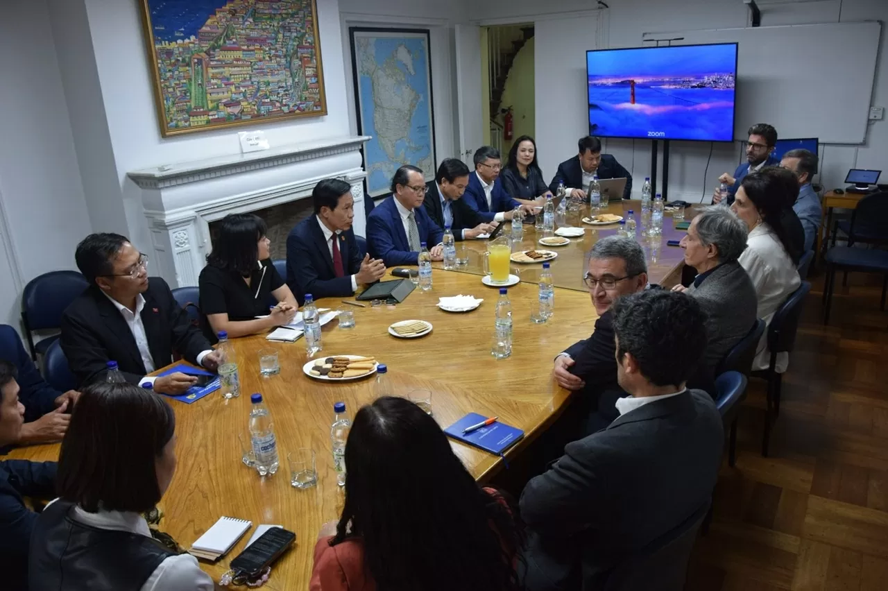 Kedutaan Besar Vietnam mendampingi delegasi Akademi Politik Nasional Ho Chi Minh untuk berkunjung dan bekerja di Chili. Đại sứ quán Việt Nam đồng hành cùng đoàn Học viện Chính trị quốc gia Hồ Chí Minh thăm và làm việc tại Chile