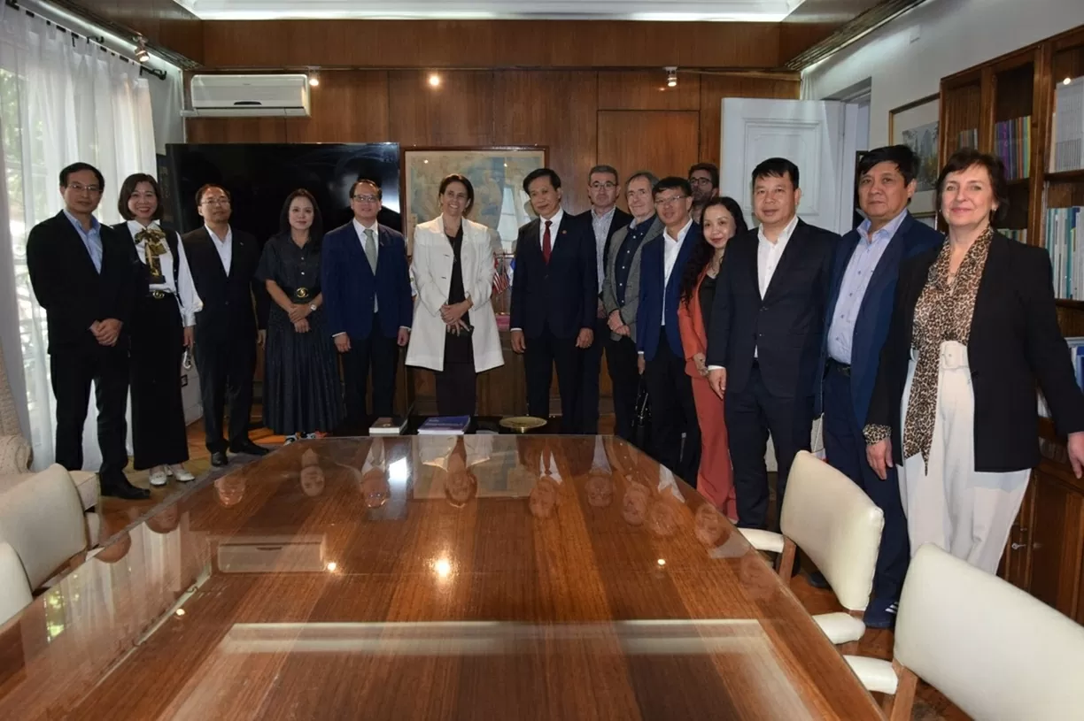 Kedutaan Besar Vietnam mendampingi delegasi Akademi Politik Nasional Ho Chi Minh untuk berkunjung dan bekerja di Chili. Đại sứ quán Việt Nam đồng hành cùng đoàn Học viện Chính trị quốc gia Hồ Chí Minh thăm và làm việc tại Chile