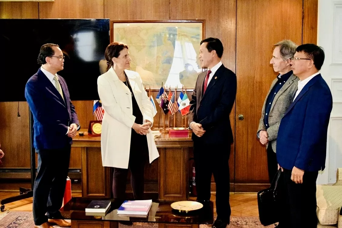 Kedutaan Besar Vietnam mendampingi delegasi Akademi Politik Nasional Ho Chi Minh untuk berkunjung dan bekerja di Chili. Đại sứ quán Việt Nam đồng hành cùng đoàn Học viện Chính trị quốc gia Hồ Chí Minh thăm và làm việc tại Chile