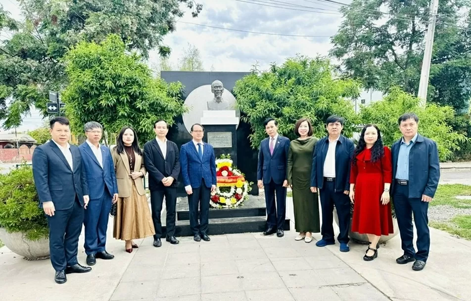 Kedutaan Besar Vietnam mendampingi delegasi Akademi Politik Nasional Ho Chi Minh untuk berkunjung dan bekerja di Chili. Đại sứ quán Việt Nam đồng hành cùng đoàn Học viện Chính trị quốc gia Hồ Chí Minh thăm và làm việc tại Chile