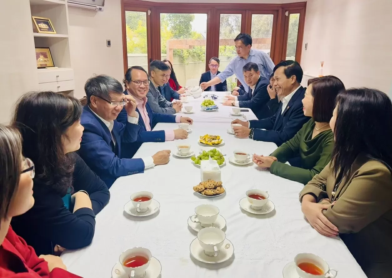 Kedutaan Besar Vietnam mendampingi delegasi Akademi Politik Nasional Ho Chi Minh untuk berkunjung dan bekerja di Chili. Đại sứ quán Việt Nam đồng hành cùng đoàn Học viện Chính trị quốc gia Hồ Chí Minh thăm và làm việc tại Chile