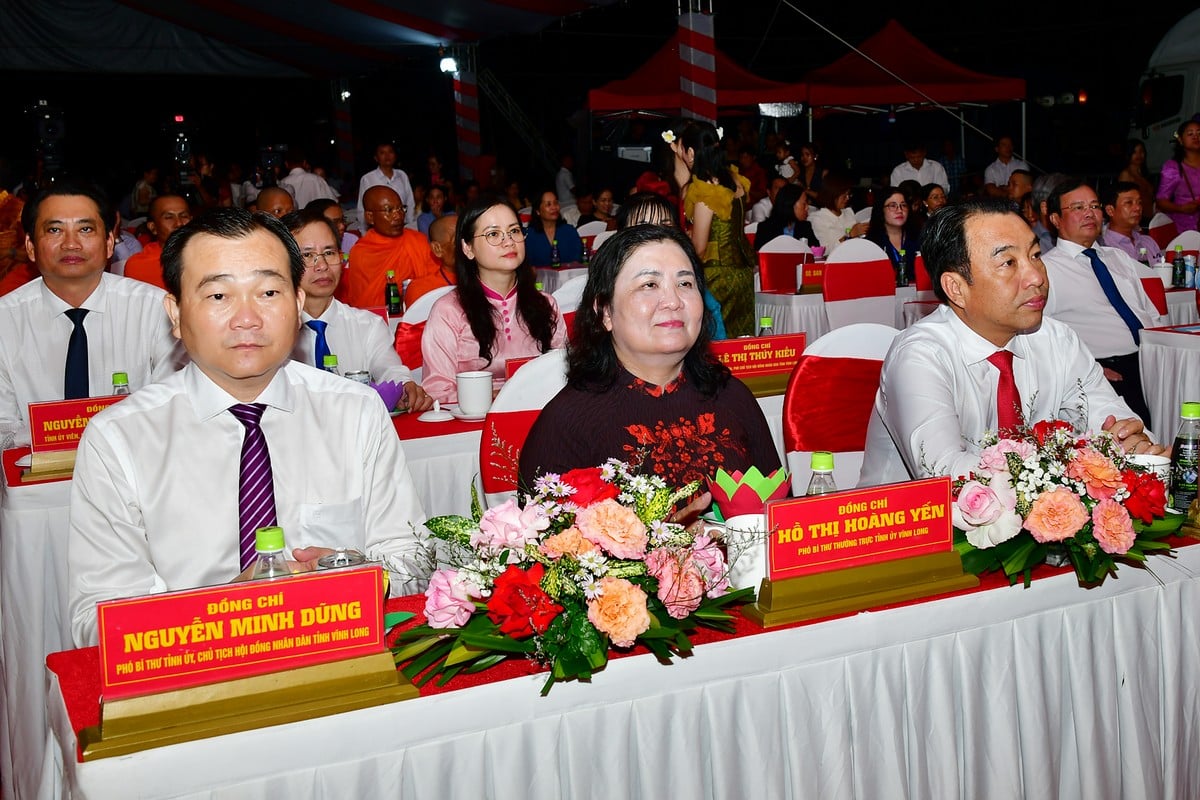 ថ្នាក់ដឹកនាំខេត្ត និងគណៈប្រតិភូចូលរួមពិធីបុណ្យនេះ។