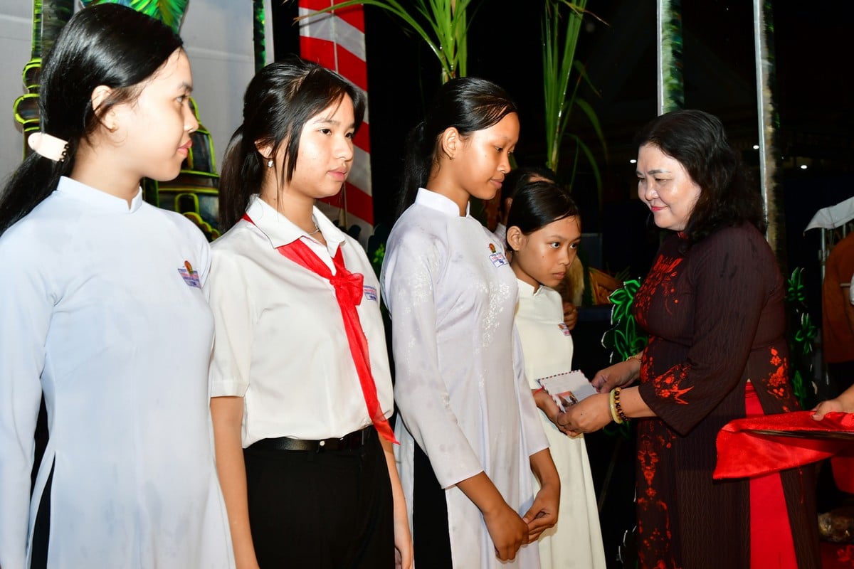 អនុលេខាគណៈកម្មាធិការបក្សខេត្ត - Ho Thi Hoang Yen ជូនអំណោយដល់សិស្សានុសិស្ស។