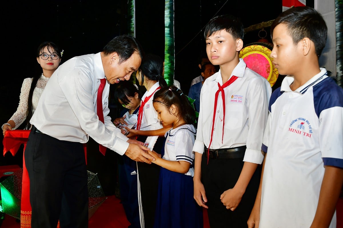 អនុលេខាគណៈកម្មាធិការបក្សខេត្ត ប្រធានគណៈកម្មាធិការប្រជាជនខេត្ត - Lu Quang Ngoi ជូនអំណោយដល់សិស្សានុសិស្ស។