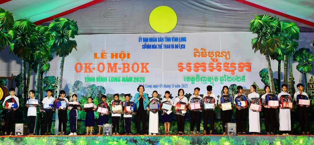 ថ្នាក់ដឹកនាំសមាគមលើកកម្ពស់ការអប់រំខេត្តបានផ្តល់អាហារូបករណ៍ដល់សិស្សានុសិស្សចំនួន២០នាក់ ដែលម្នាក់ៗមានតម្លៃ១លានដុង។