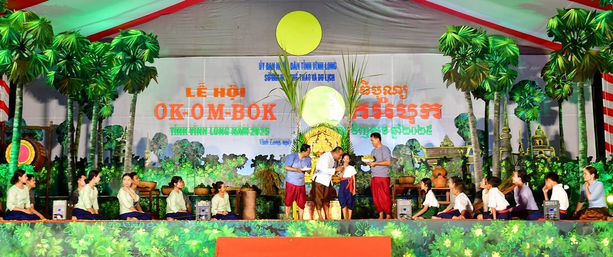 ល្ខោនខោល ថ្វាយបង្គំព្រះច័ន្ទ ក្នុងរាត្រីពិធីបុណ្យអុំទូក។