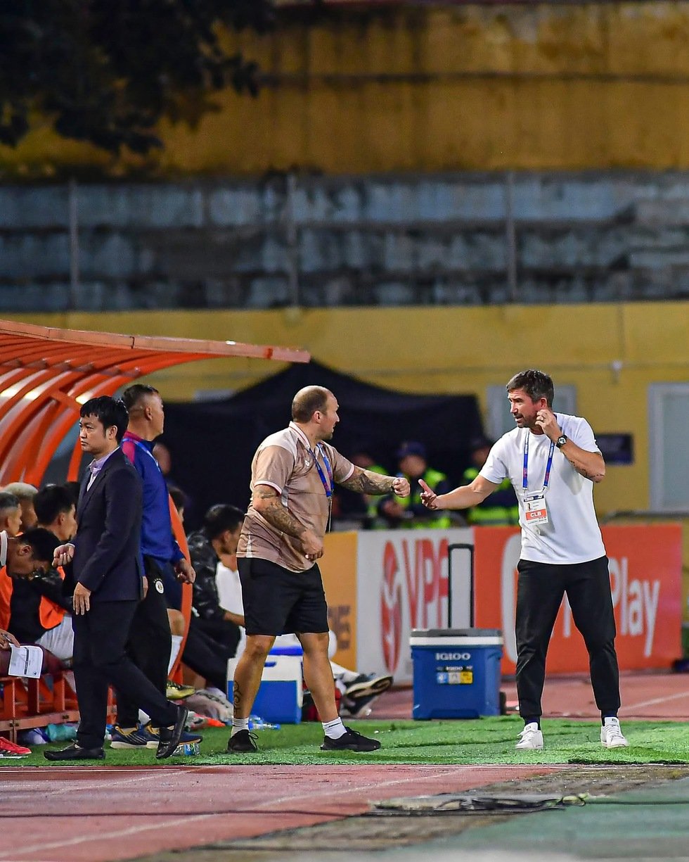 משב רוח רענן בשם הארי קיוול, מועדון הכדורגל האנוי מתעורר לחיים... - תמונה 1. Làn gió trong lành mang tên Harry Kewell, CLB Hà Nội đang hồi sinh…
- Ảnh 1.