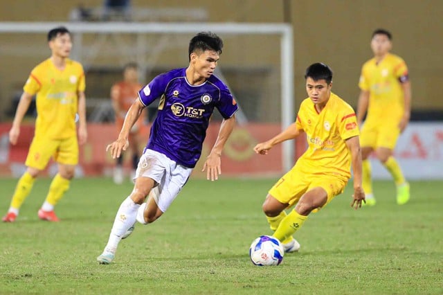 משב רוח רענן בשם הארי קיוול, מועדון הכדורגל האנוי מתעורר לחיים... - תמונה 2. Làn gió trong lành mang tên Harry Kewell, CLB Hà Nội đang hồi sinh…
- Ảnh 2.