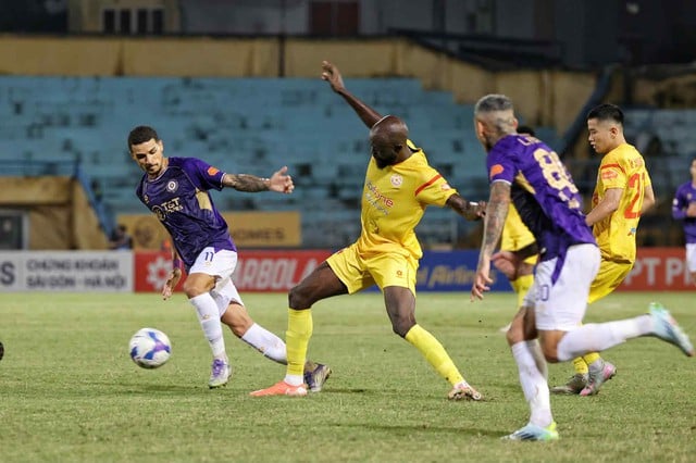 משב רוח רענן בשם הארי קיוול, מועדון הכדורגל האנוי מתעורר לחיים... - תמונה 3. Làn gió trong lành mang tên Harry Kewell, CLB Hà Nội đang hồi sinh…
- Ảnh 3.