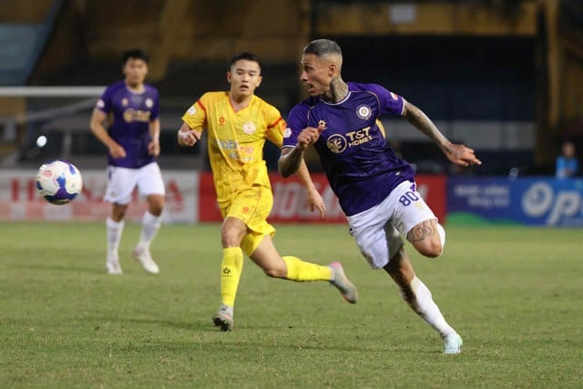 משב רוח רענן בשם הארי קיוול, מועדון הכדורגל האנוי מתעורר לחיים... - תמונה 8. Làn gió trong lành mang tên Harry Kewell, CLB Hà Nội đang hồi sinh…
- Ảnh 8.