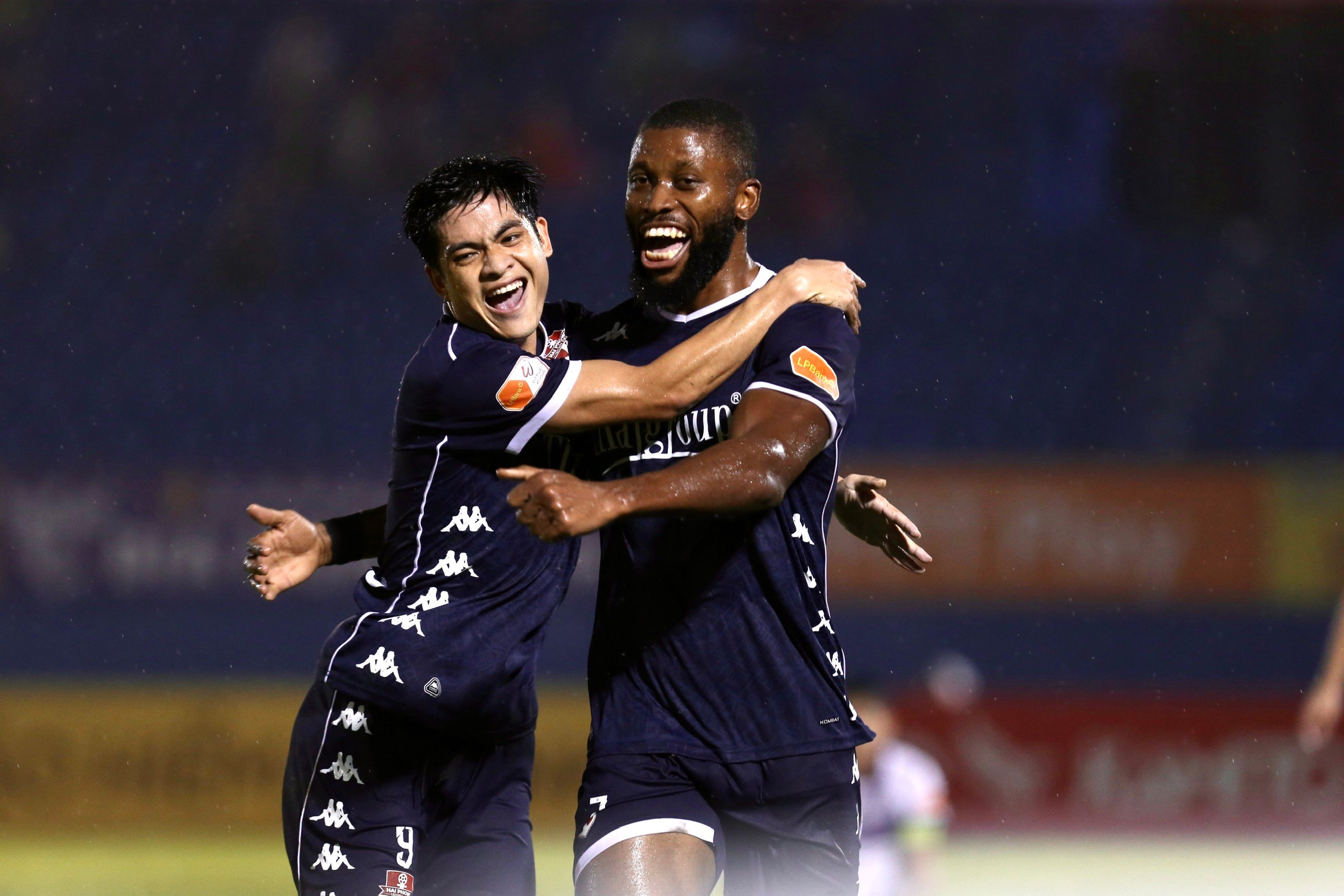 Becamex TP.HCM thắng kịch tính Hải Phòng: Cựu đội trưởng U.23 Việt Nam ‘lấy vàng’ đúng phút 89! - Ảnh 2.