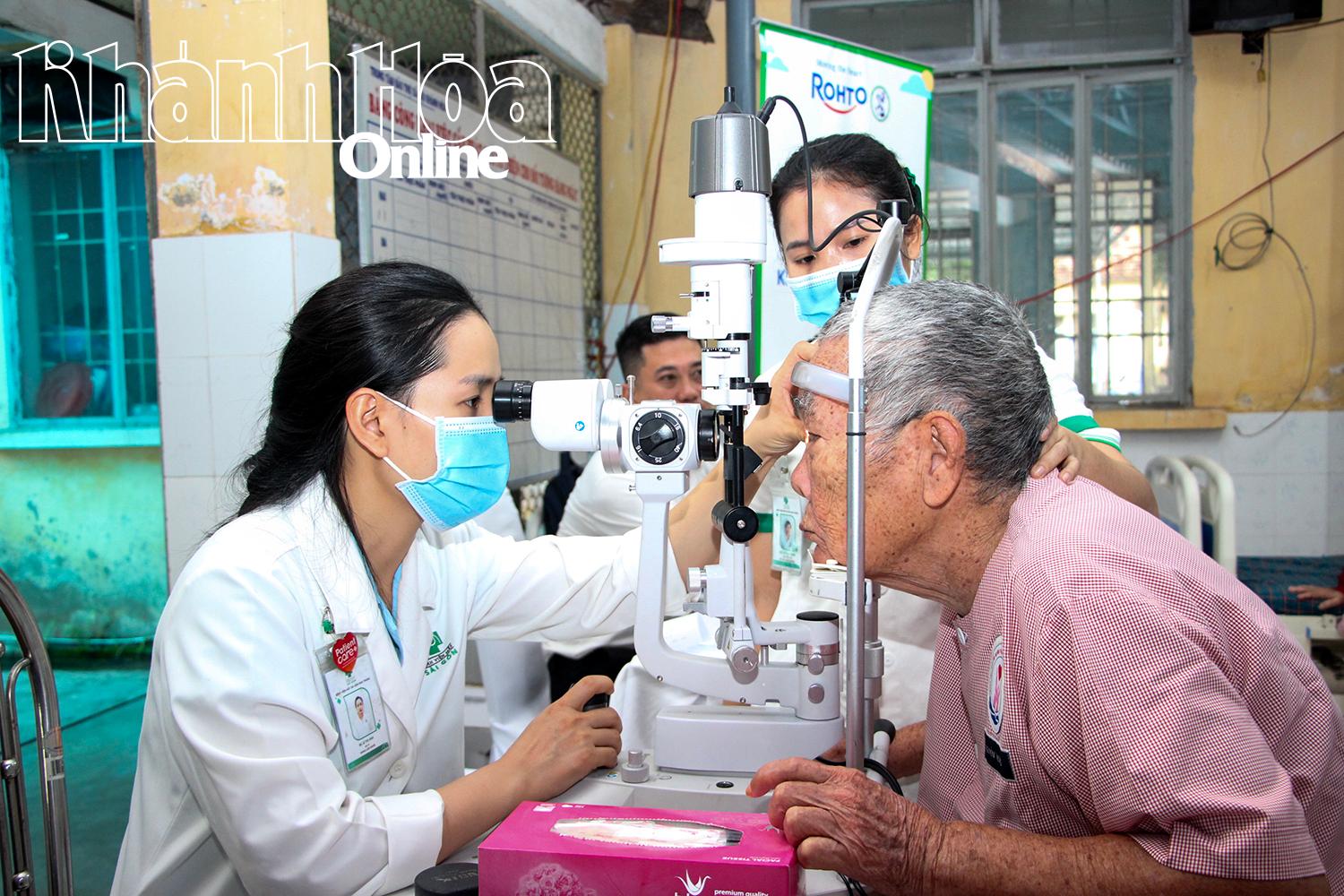 Examinați bolile oculare ale persoanelor în vârstă fără adăpost îngrijite la Centrul Provincial de Protecție Socială și Asistență Socială.