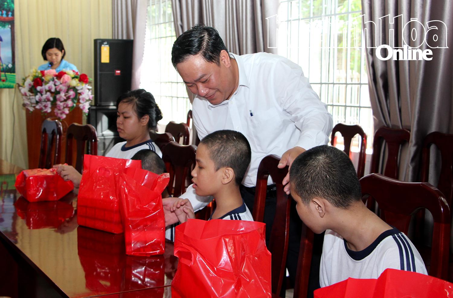 Conducerii Departamentului de Sănătate oferă cadouri copiilor în circumstanțe speciale.