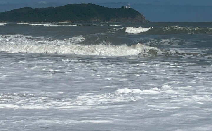 យោងតាមនាយកដ្ឋានឧតុនិយម បានឲ្យដឹងថា នៅព្រឹកថ្ងៃទី៥ ខែវិច្ឆិកា ព្យុះលេខ១៣ (ឈ្មោះអន្តរជាតិ Kalmaegi) បានឆ្លងកាត់តំបន់ភាគខាងជើងនៃកោះ Palawan នៃប្រទេសហ្វីលីពីន ហើយចូលសមុទ្រភាគខាងកើតនៃតំបន់កណ្តាលនៃសមុទ្រខាងកើត ក្លាយជាព្យុះលេខ១៣ កម្រិតកម្លាំង ១៣ វិច្ឆិកា ពីឆ្នេរសមុទ្រមេ ចាប់ពីល្ងាចថ្ងៃទី១៦ ខែវិច្ឆិកា។ ខេត្ត Quang Tri ដល់ទីក្រុង Da Nang ភាគខាងកើតនៃខេត្តចាប់ពី Quang Ngai ដល់ Dak Lak ខ្យល់បក់បន្តិចម្តងៗដល់កម្រិត ៦-៧ បន្ទាប់មកកើនឡើងដល់កម្រិត ៨-៩ តំបន់ក្បែរកណ្តាលព្យុះបានឆ្លងកាត់ខ្លាំងកម្រិត ១០-១២ (ផ្តោតលើផ្នែកខាងកើតនៃខេត្ត Quang Ngai - Dak Lak) ខ្យល់ព្យុះកម្រិត ១៤-១៥។ ខ្យល់ខ្លាំងបំផុតគឺចាប់ពីល្ងាចថ្ងៃទី៦ វិច្ឆិកា ដល់ព្រឹកថ្ងៃទី៧ វិច្ឆិកា ។